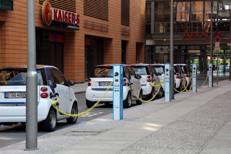 le auto elettriche pagano il superbollo