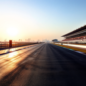 Auto da corsa in azione al Gran Premio del Qatar di F1