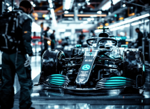 Mercedes W16 in pista durante la stagione 2025 di Formula 1