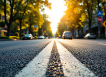 Ciclista in strada con segnali di sorpasso sicuro